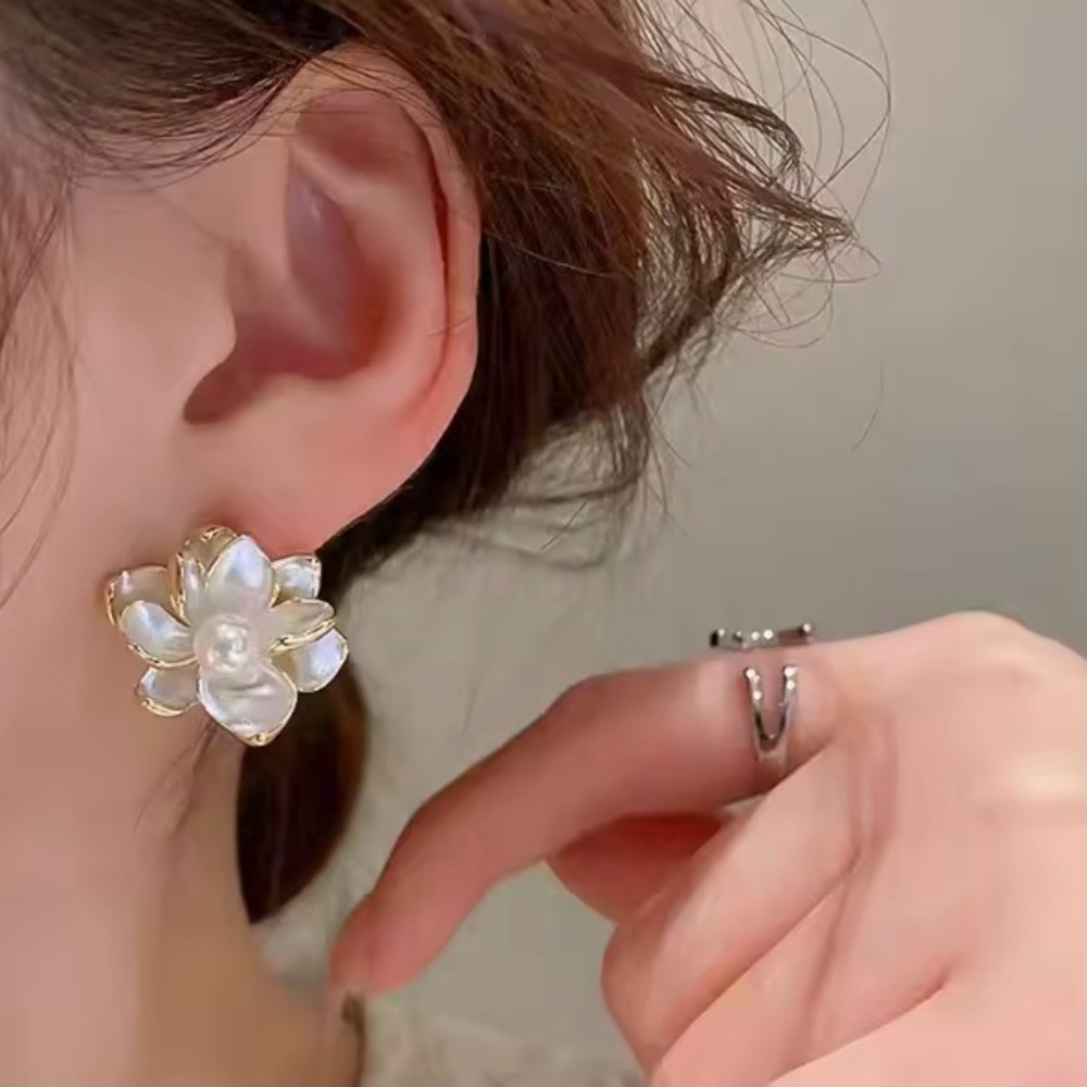 NEW Elegant Pearl White Flower Stud Earrings